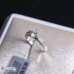 诚信钻石工坊 18K钻石戒指  主钻0.55克拉 配钻0.15克拉  重量3.38g  钻石