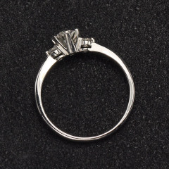 沃晶的世界 唯美简单款  31分南非钻，戒指。总重2.95g  F色颜色极白，净度VS1， 7500