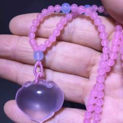 虹润珠宝商行 天然粉晶雕刻如意锁吊坠，水晶吊坠粉嫩粉嫩的，晶体干净通透，做工精细，