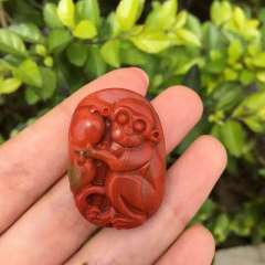 天然南红雕刻件-猴子摘桃，规格25*35mm，重16.4克。满色满肉，无裂。