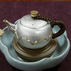 华艺坊:S999纯手工，241g精品鎏金点缀莲花纹泡茶银壶。实用养生品味珍藏传承